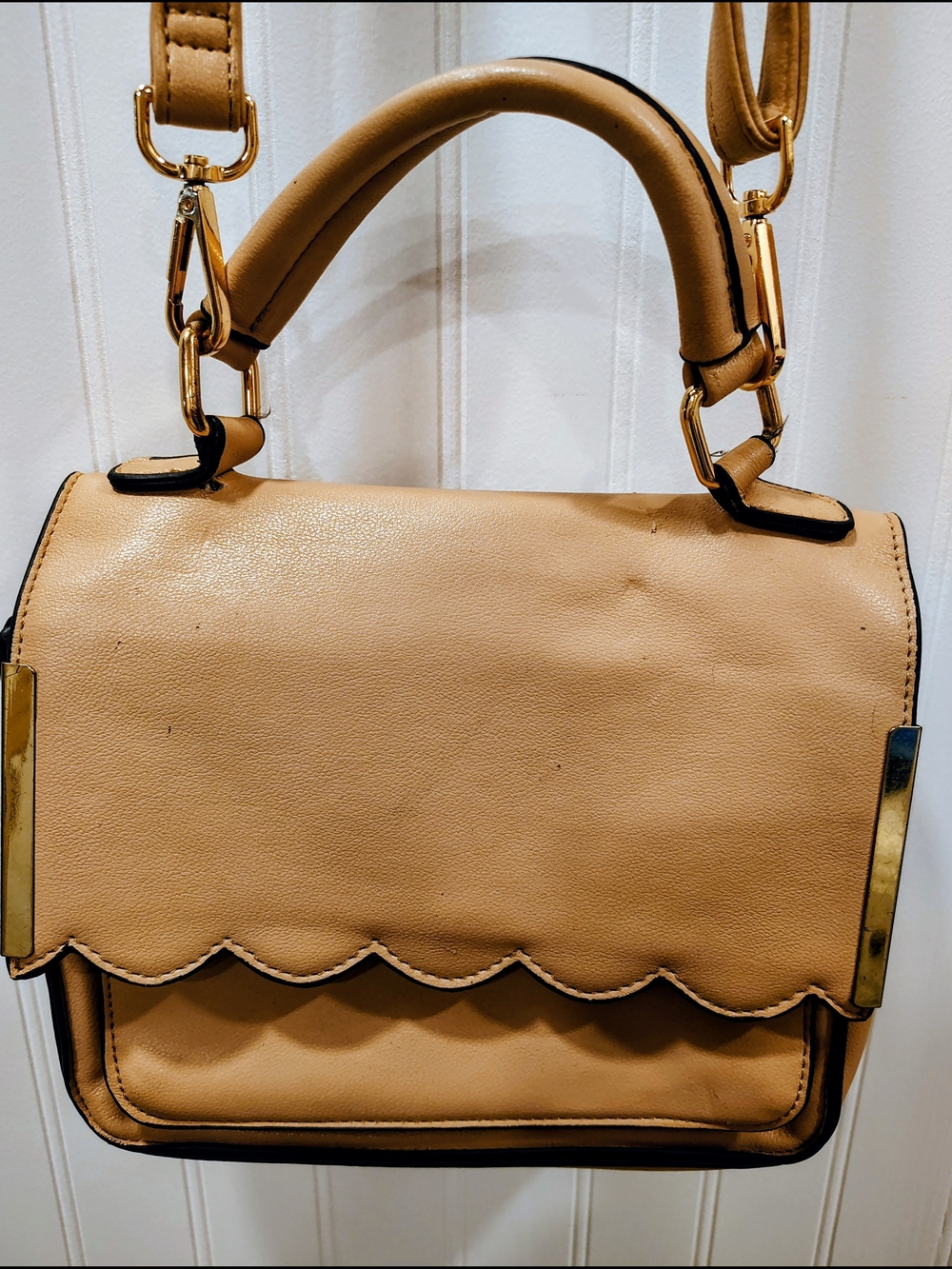 Women's Scalloped Flap Crossbody Bag in Tan